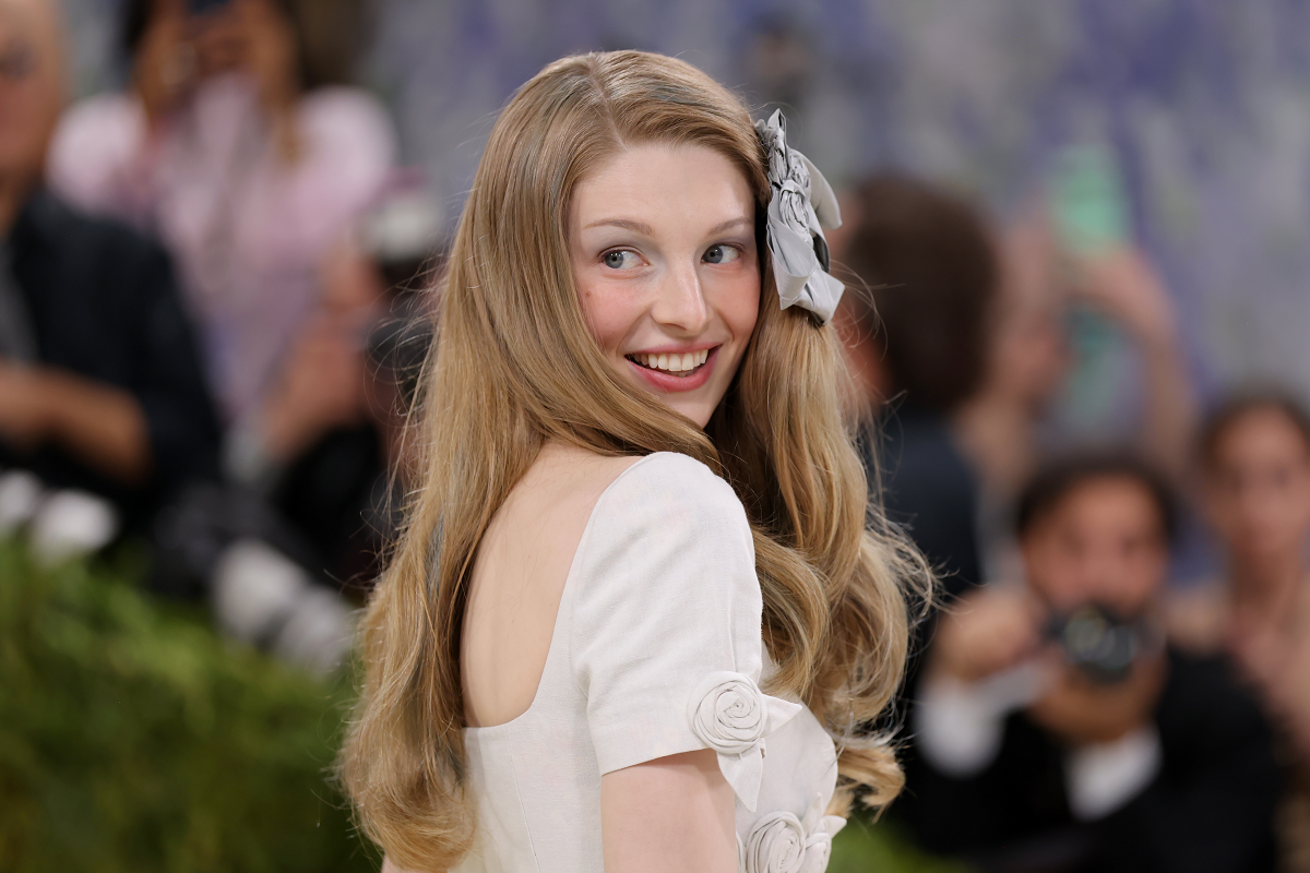 Золото на глазах и коричневые губы: 5 трендов Met Gala 2026, задающих тон весеннему макияжу - фото 861468