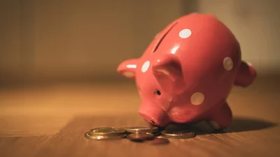 Смешные мемы про зарплату, которая сегодня еще есть, а завтра уже нет