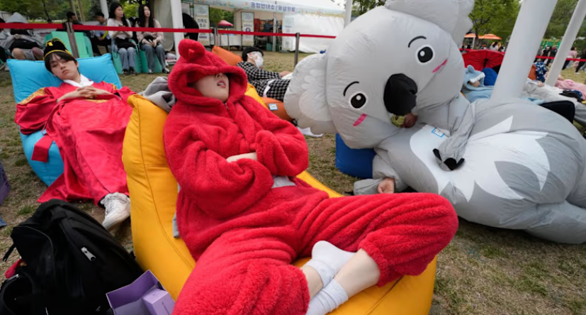 В Южной Корее устроили чемпионат по сну прямо на улице - фото 862415
