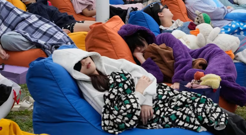 В Южной Корее устроили чемпионат по сну прямо на улице - фото 862417
