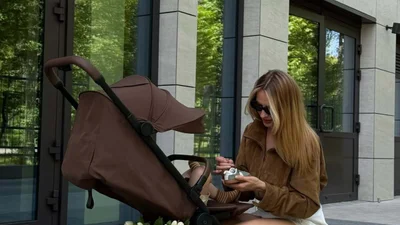 Весь у маму: розглядаємо модний вихід Лесі Нікітюк з 10-місячним сином Оскаром