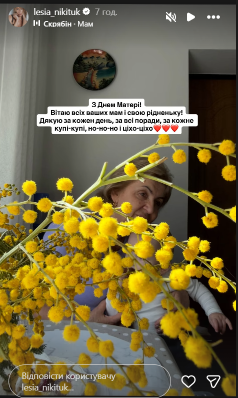 Весь в маму: рассматриваем модный выход Леси Никитюк с 10-месячным сыном Оскаром - фото 863275