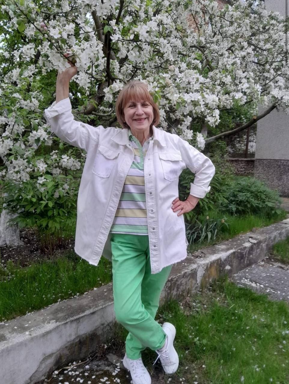 Яркая красавица: Сергей Притула очаровал сеть редким фото своей 71-летней мамы - фото 863558