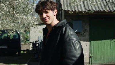 Резиновые тапки, лучок и домашний вайб: YAKTAK приехал в родное село – фото