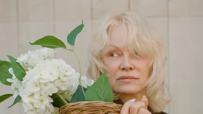 58-річна Памела Андерсон знялася у сукні серед гігантських квітів в образі Дюймовочки