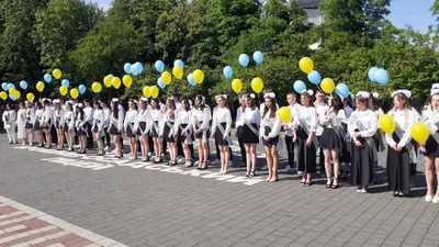 Найкращі привітання з Останнім дзвоником для випускників, напутні слова та картинки