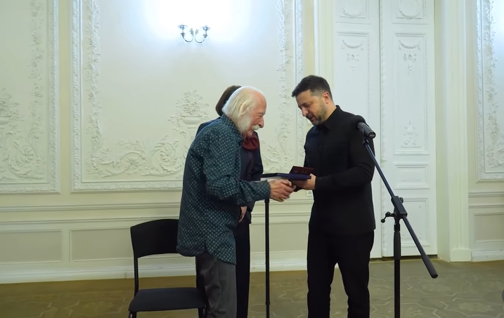 Елена Зеленская очаровала шоколадным костюмом, а Президент - необычным поло: супруги побывали на выставке Марчука - фото 867212