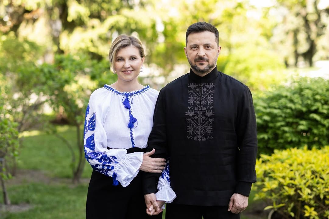 Елена и Владимир Зеленские показали безупречный стиль в День вышиванки - 867490 Елена и Владимир Зеленские показали безупречный стиль в День вышиванки - фото 867490