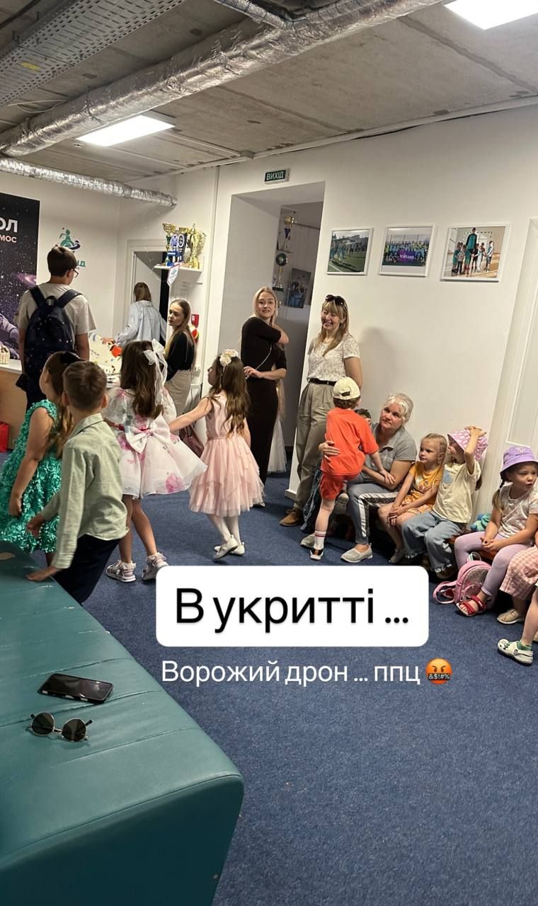 Жуткий выпускной: Наталка Карпа показала напуганную дочь в укрытии во время атаки дронов - 869598 Жуткий выпускной: Наталка Карпа показала напуганную дочь в укрытии во время атаки дронов - фото 869598