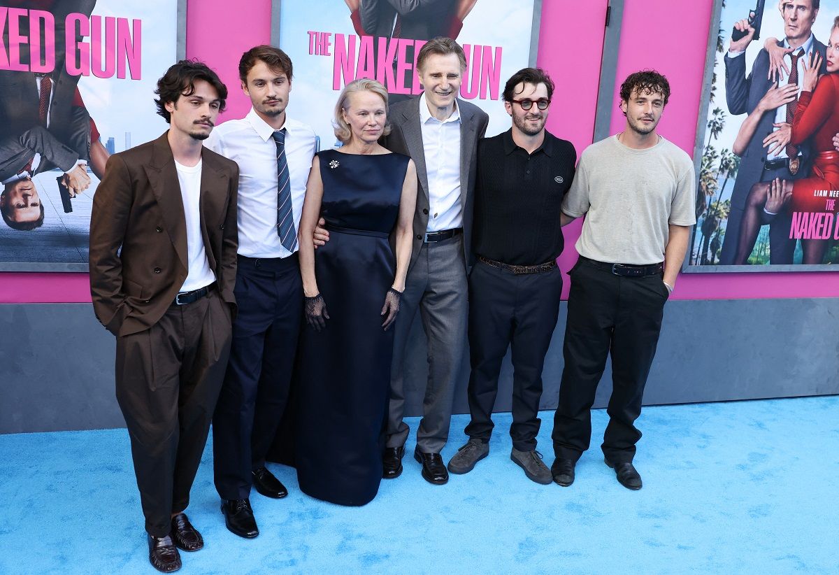 Памела Андерсон та її сини - стоять зліва - фото 869606