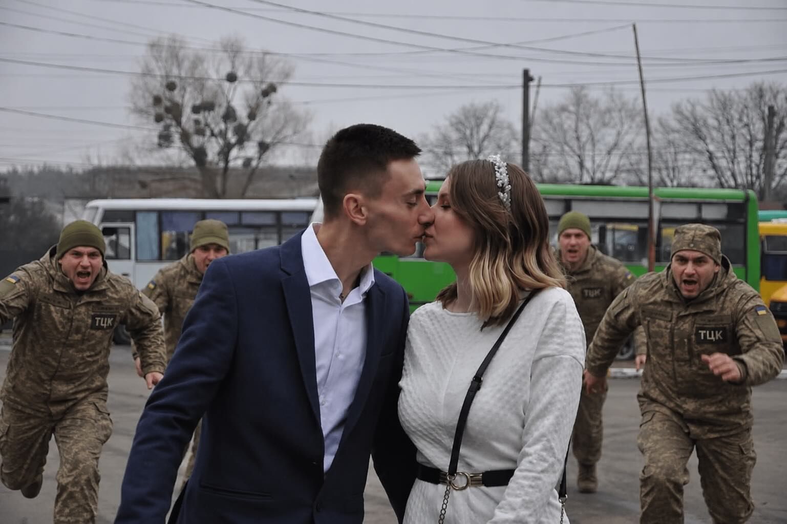 Пара попросила убрать маршрутки с фото, а сеть решила хорошенько повеселиться - 870297 Пара попросила убрать маршрутки с фото, а сеть решила хорошенько повеселиться - фото 870297