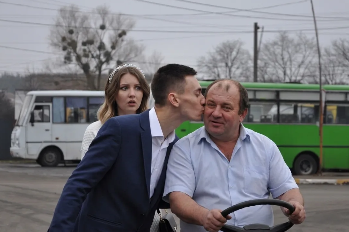 Пара попросила убрать маршрутки с фото, а сеть решила хорошенько повеселиться - 870300 Пара попросила убрать маршрутки с фото, а сеть решила хорошенько повеселиться - фото 870300