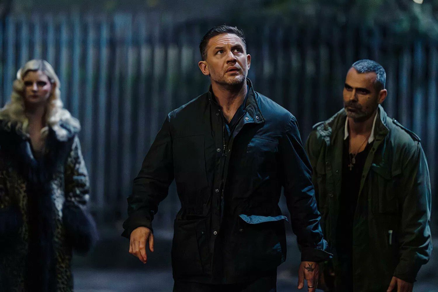 Не уволили: Том Харди борется за роль в сериале 'Земля Гангстеров' после громкого скандала на съемках - фото 870335