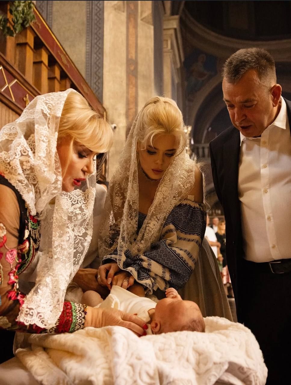 Алина Гросу больше не скрывает лицо сына, которого покрестила Ирина Билык – фото и детали - фото 871110