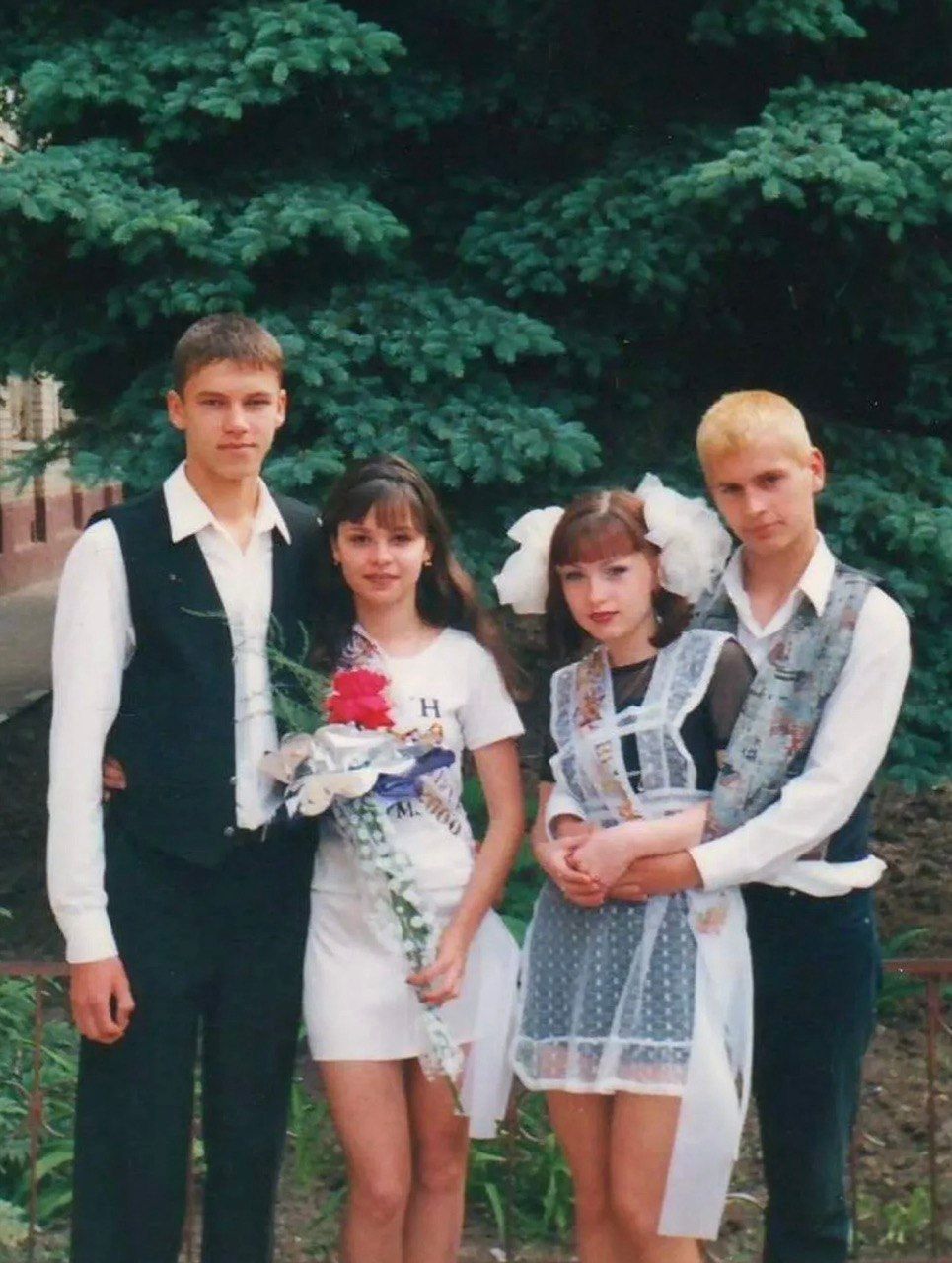 Неузнаваемая Виктория Булитко поразила фото со школы: боевой макияж и советская форма - фото 872101
