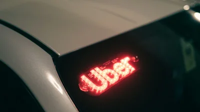 Голова лосося, искусственные ягодицы и пара зубов: Uber поделился списком того, что люди забывают в такси