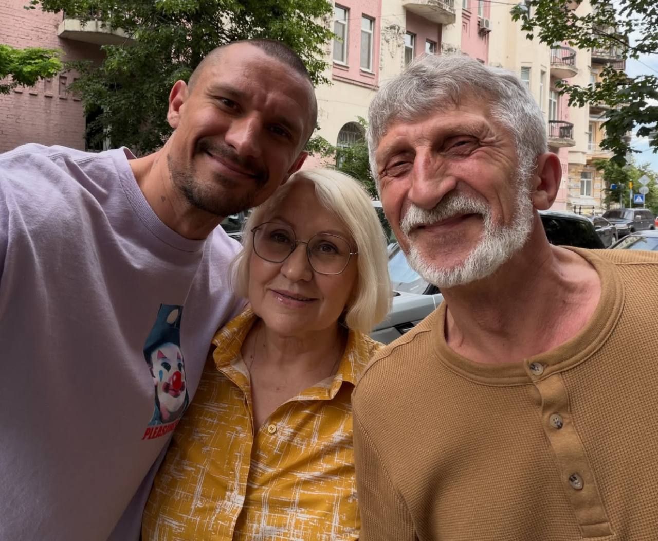 Тарас Цимбалюк з мамою та татом - 875210 Тарас Цимбалюк з мамою та татом - фото 875210