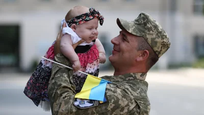 До слез: нежные поздравления своими словами с Днем отца для военного и открытки
