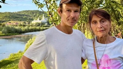 Святослав Вакарчук звозив маму в рідне Мукачево: фото, від яких стає тепло