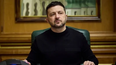 Володимир Зеленський слухає артиса, якого Трамп вважає "ляпасом США"
