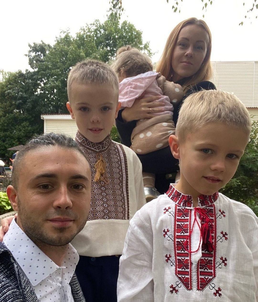 Тарас Тополя з дітьми та колишньою дружиною - 875615 Тарас Тополя з дітьми та колишньою дружиною - фото 875615