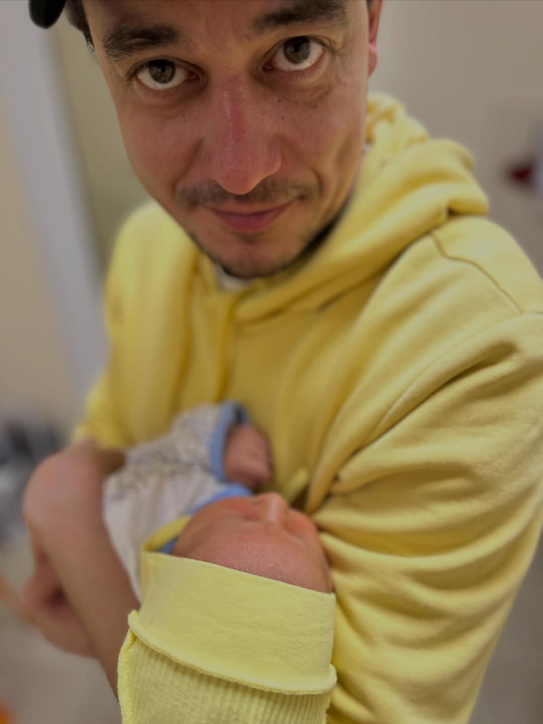 Евгений Синельников больше не скрывает лицо своей младшей дочери: милое фото девочки - 879001 Евгений Синельников больше не скрывает лицо своей младшей дочери: милое фото девочки - фото 879001