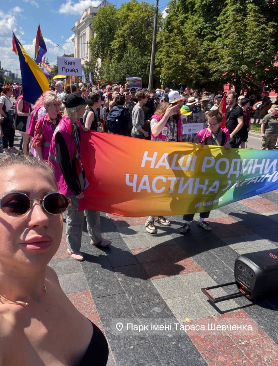 Анатолий Анатолич с женой неожиданно вышли на 'Киев-Прайд Марш': мощное заявление Юли о свободе - 879375 Анатолий Анатолич с женой неожиданно вышли на 'Киев-Прайд Марш': мощное заявление Юли о свободе - фото 879375