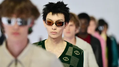 Prada удивляет: асимметричные очки-"франкенштейны" с разными линзами взорвали интернет