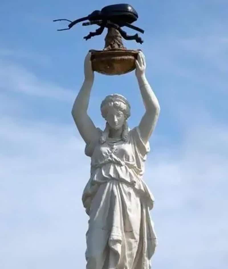 20 пам’ятників, які смішать та дивують туристів - фото 880795