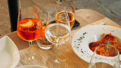 Aperol Spritz Index: назвали города Европы, где коктейль стоит копейки
