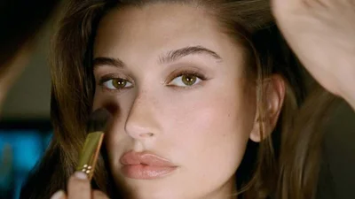 Тренди макіяжу на випускний 2026: від smoky eyes до мейку у стилі Гейлі Бібер