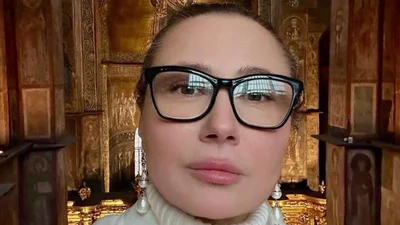 "Обрушился потолок": Елена Мозговая показала последствия обстрелов в своей квартире