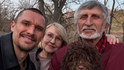"Який-не-який син": Цимбалюк щемливо привітав з ювілеєм матусю та подарував їх оберемок троянд