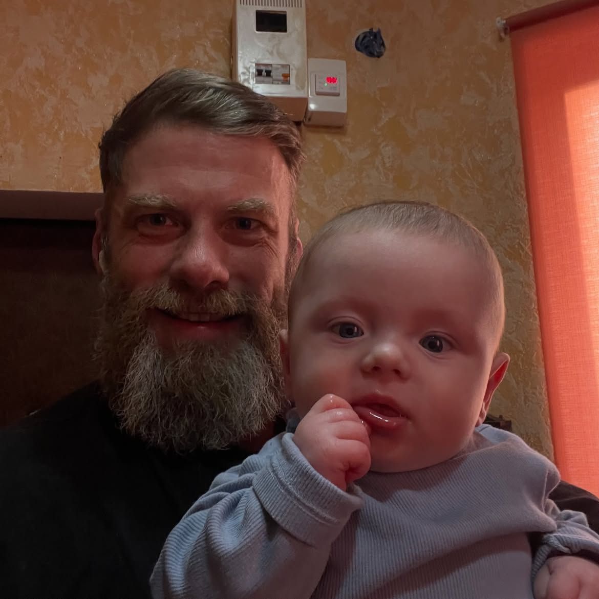 Актер Ращук впервые за долгое время появился с сыном: почему эта фотография возмутила подписчиков - фото 883888