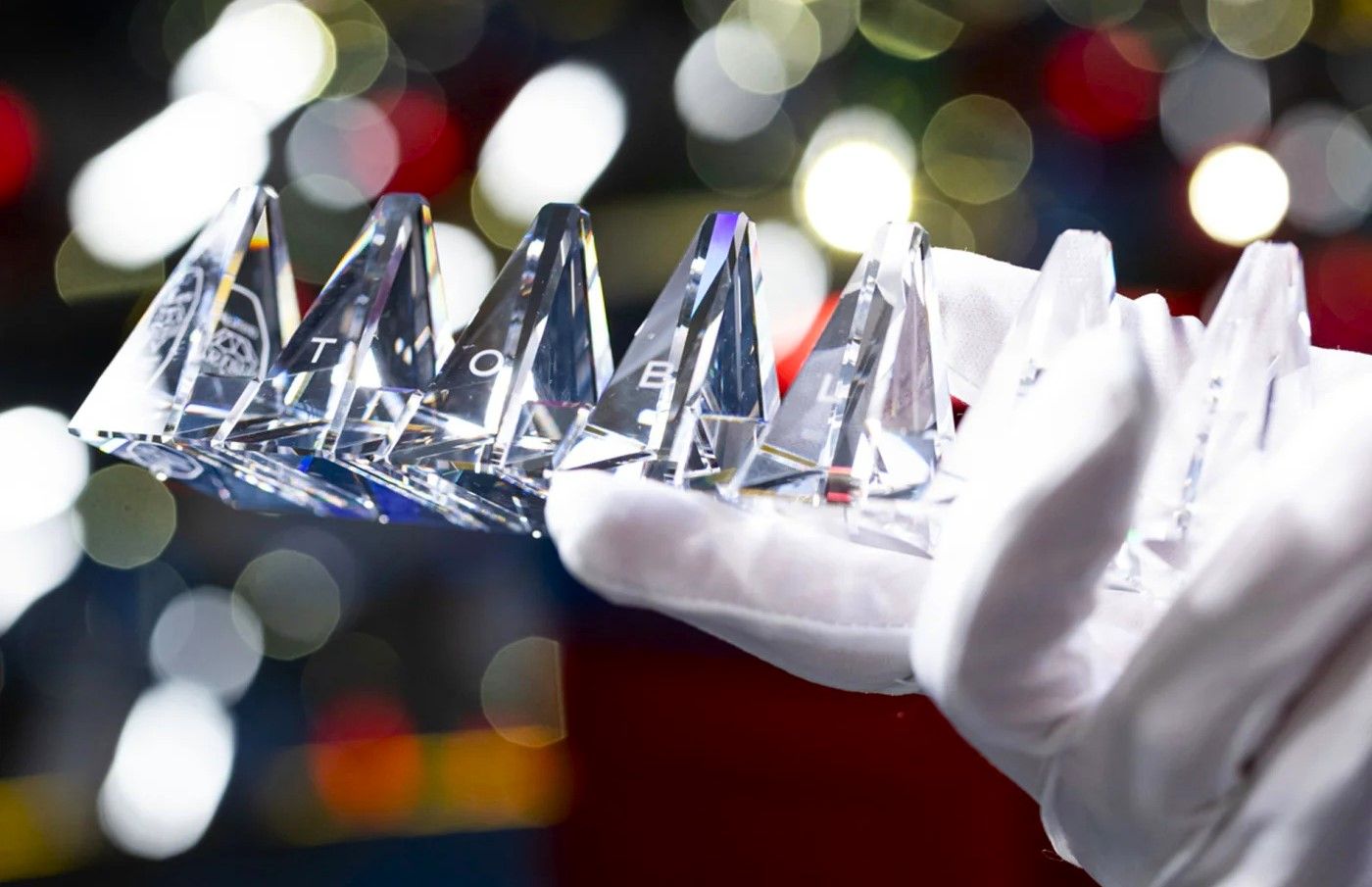 Шоколад, который нельзя съесть: Toblerone создал шоколадку из кристаллов Swarovski - 885178 Шоколад, который нельзя съесть: Toblerone создал шоколадку из кристаллов Swarovski - фото 885178