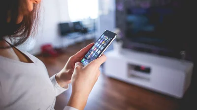 Залежність батьків від смартфонів шкодить дітям: дослідники розповіли, як це відбувається