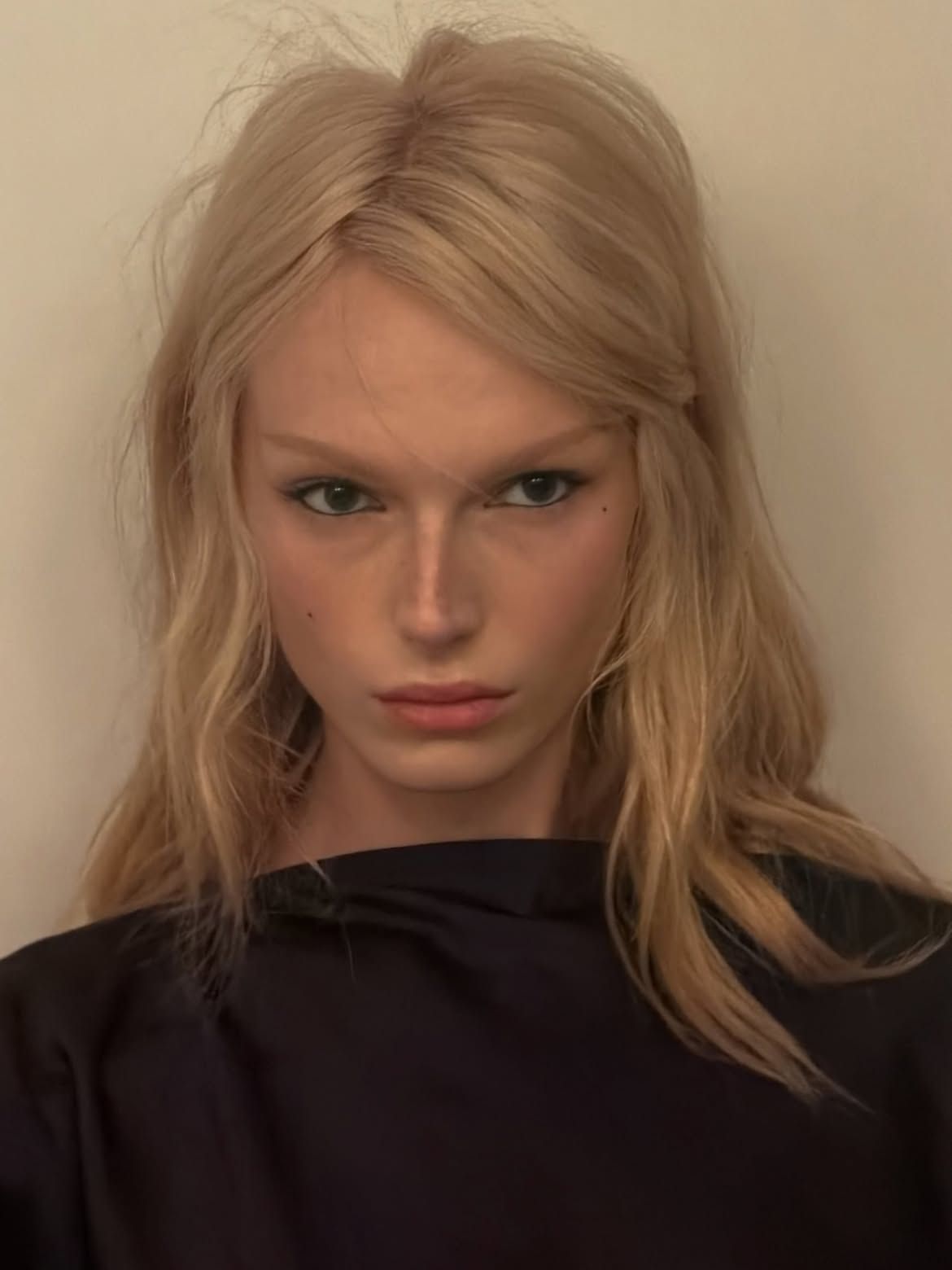 Модель Victoria's Secret Алекс Консани возвращает в моду форму бровей, которая идет всем - 886449 Модель Victoria's Secret Алекс Консани возвращает в моду форму бровей, которая идет всем - фото 886449