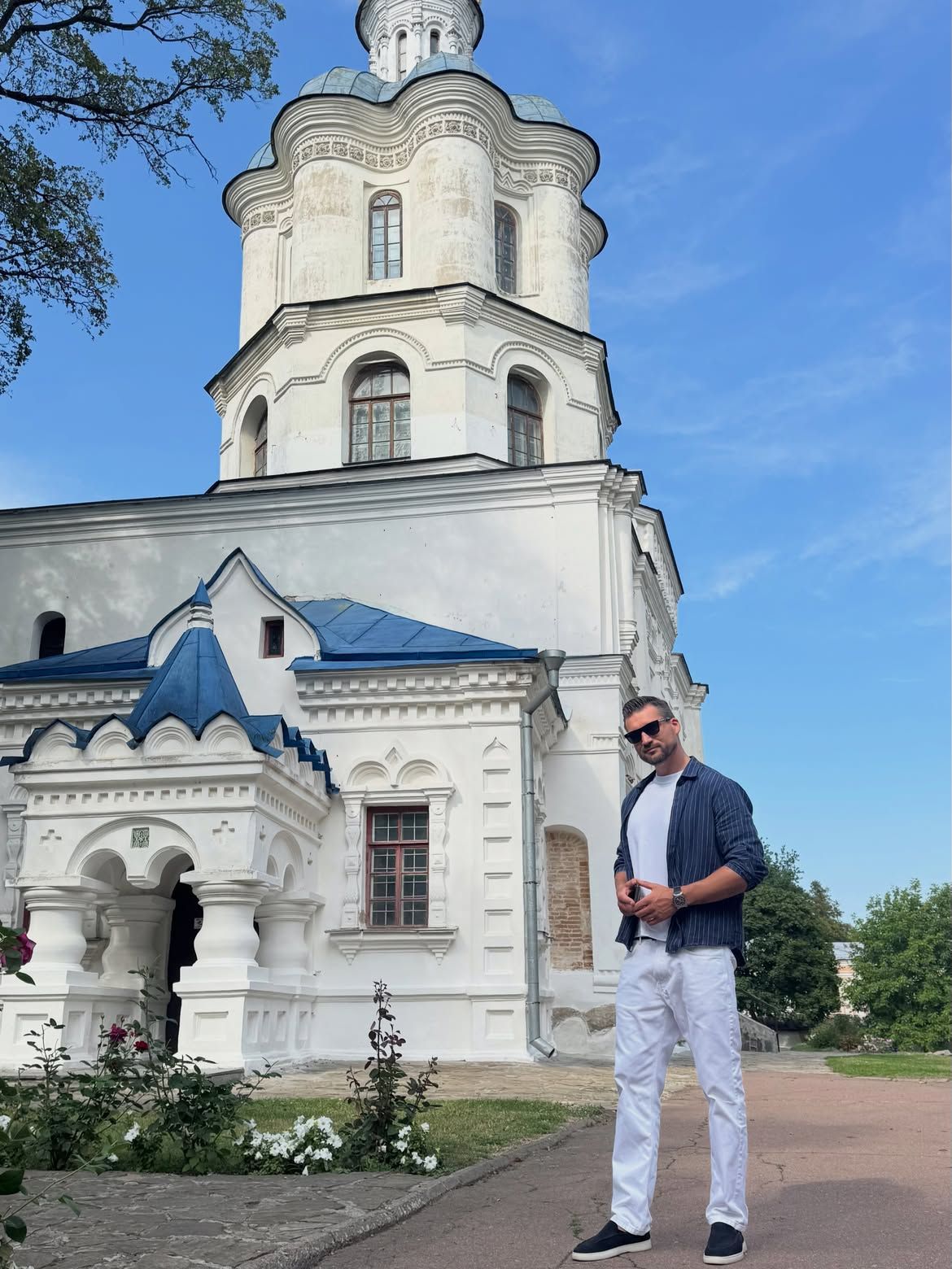 Жених в восторге, а она сияет: Наталья Денисенко устроила любимому особенную прогулку по родному Чернигову - фото 886729