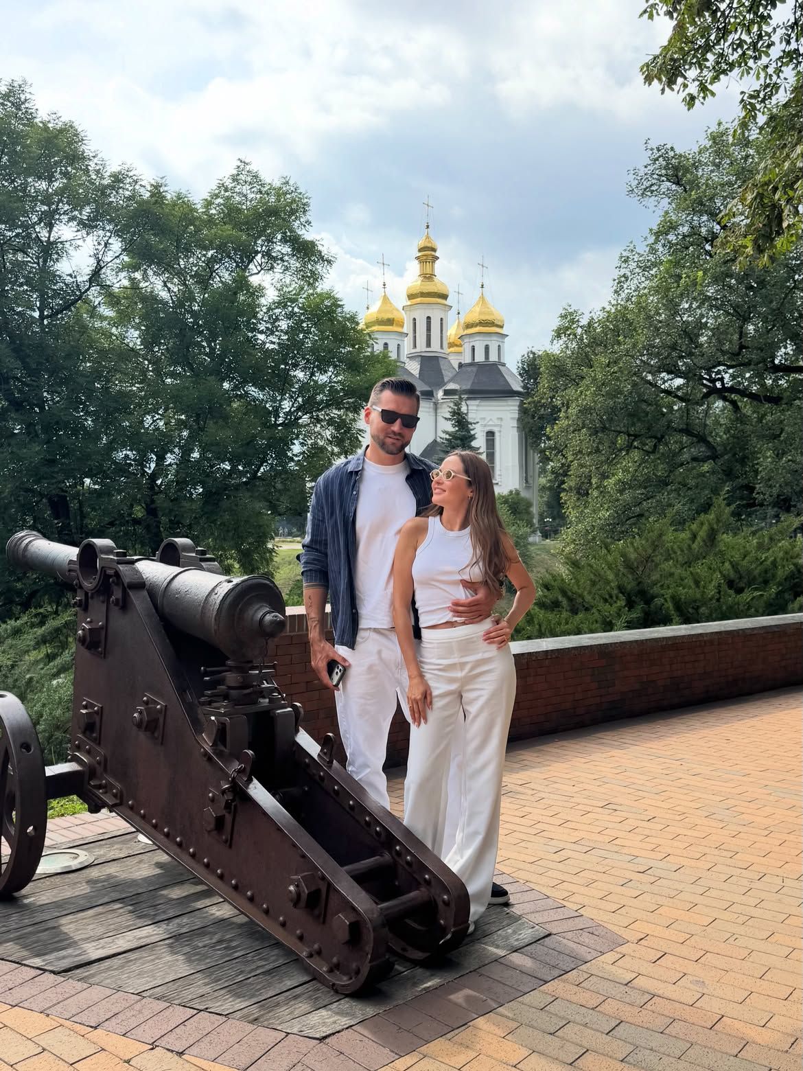 Жених в восторге, а она сияет: Наталья Денисенко устроила любимому особенную прогулку по родному Чернигову - фото 886730