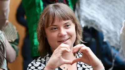 Эта эффектная блондинка – родная сестра Греты Тунберг, и она покоряет мир своим пением