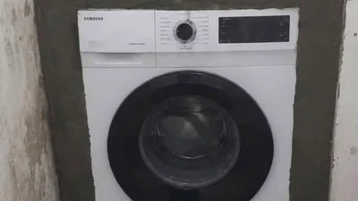 "Ну что, доскакалась?": украинцы смеются над стиральной машинкой, которую забетонировали в стену