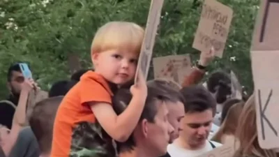 "Спасибо за новый мем": мальчик с плакатом на митинге стал кумиром украинцев