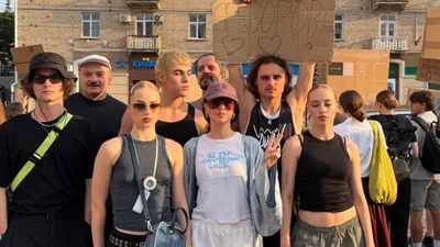 Надя Дорофеева, Злата Огневич и другие звезды на акциях протеста против увольнения Михаила Федорова: фото со всей страны