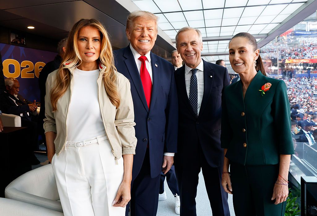 Спорт или элегантность: разбираем образы королевы Летиции и Мелании Трамп с ЧМ-2026 - 889265 Спорт или элегантность: разбираем образы королевы Летиции и Мелании Трамп с ЧМ-2026 - фото 889265