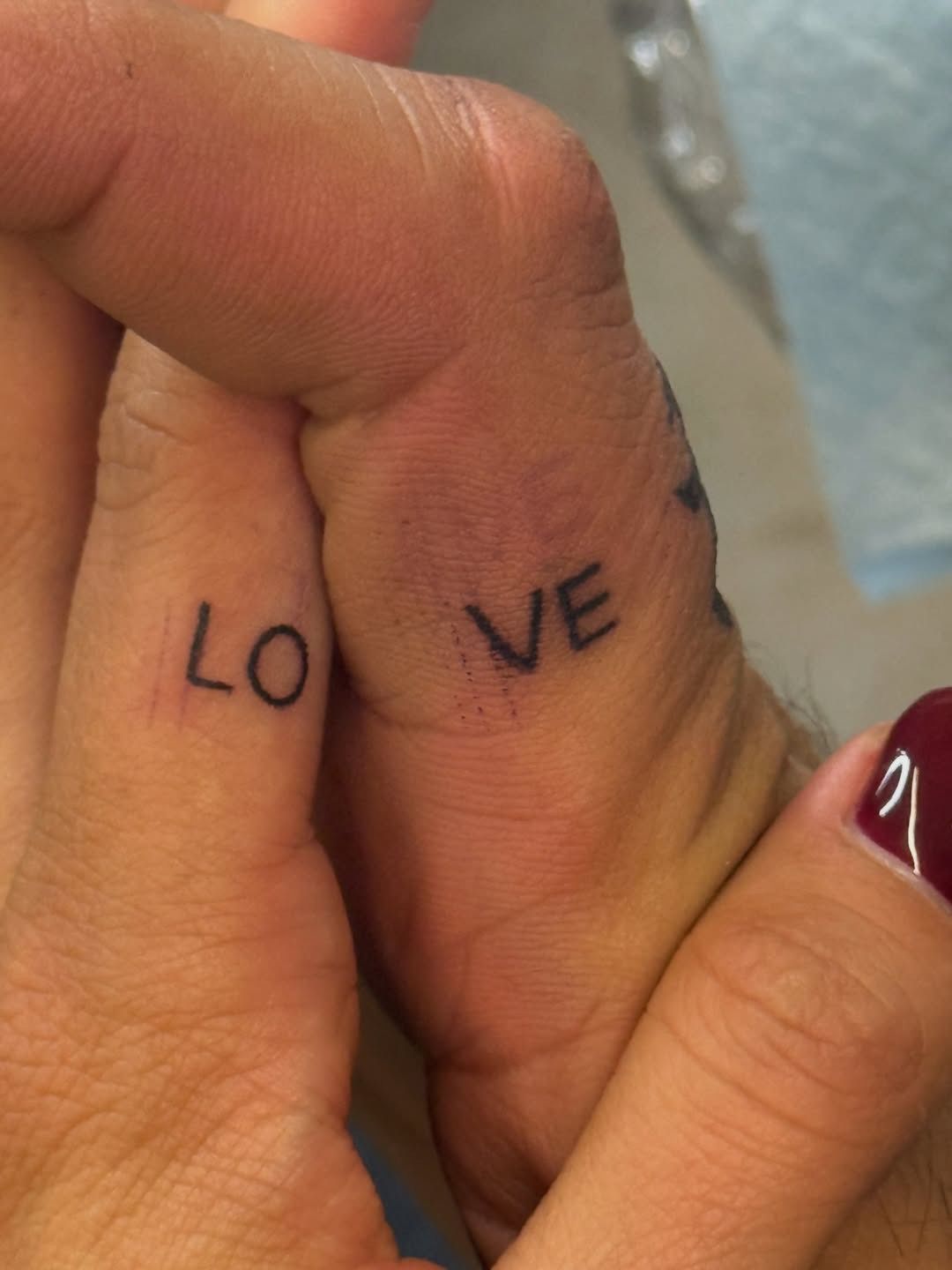 У парочки є ще таке миле тату 'LOVE'. У Ліди на вказівному пальці лівої руки склад 'LO', а в Даніеля - 'VE' - фото 889766