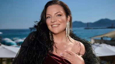 С куском сала в руках: Наталья Холоденко поразила сеть своим фото в 21 год