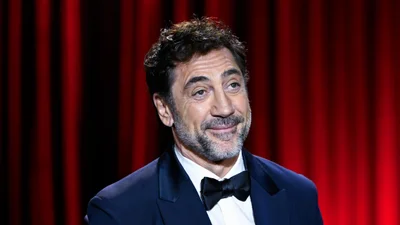 57-летний Хавьер Бардем блистал на концерте Шакиры вместе с дочерью, которую почти не показывает