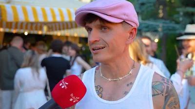 Анатолий Анатолич не пожалел средств на день рождения жены: во сколько обошлись ведущему автомобиль и роскошные кроссовки из США