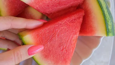 Якби літо було манікюром, воно виглядало б саме так: watermelon nails підкорюють усіх стильних крихіток