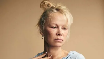 Малина сорвана, капуста срезана, розы в вазах: Памела Андерсон демонстрирует свой июльский урожай
